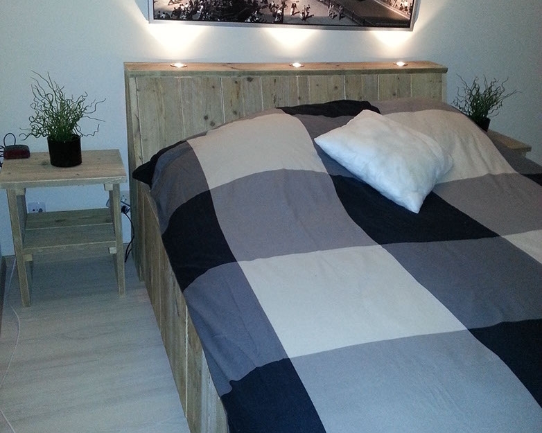 Bed met verlichting