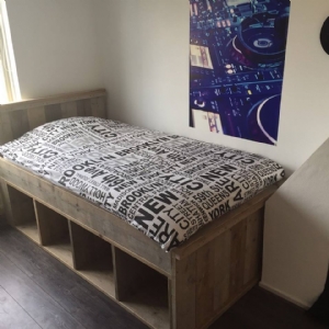 Bed met opbergvakken